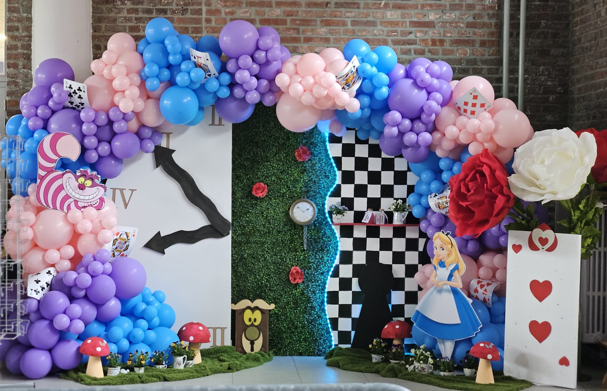Décor Alice au Pays des Merveilles — arche de ballons et éléments sur mesure