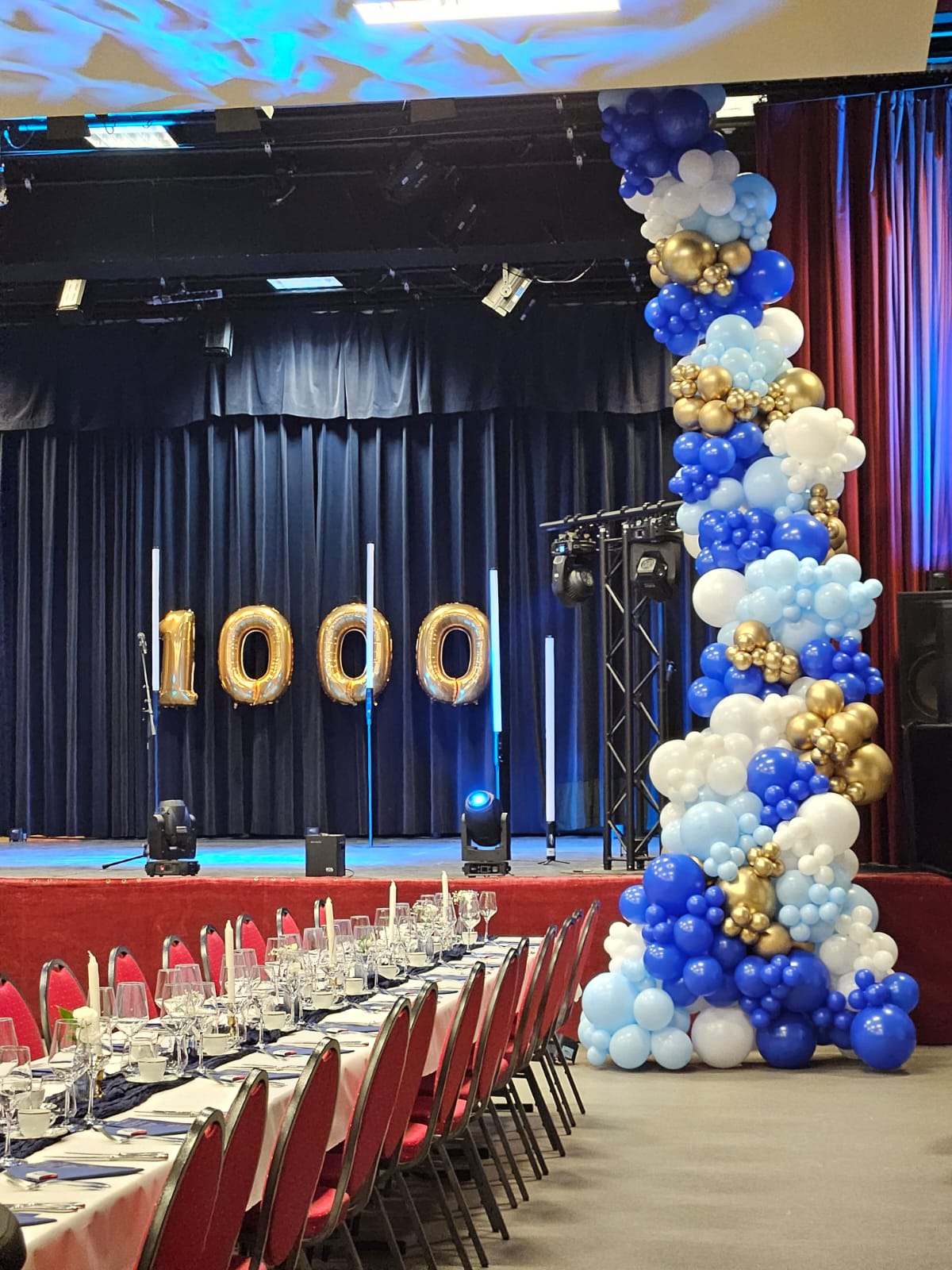 Scénographie d'événement professionnel — colonne de ballons bleu, blanc et or
