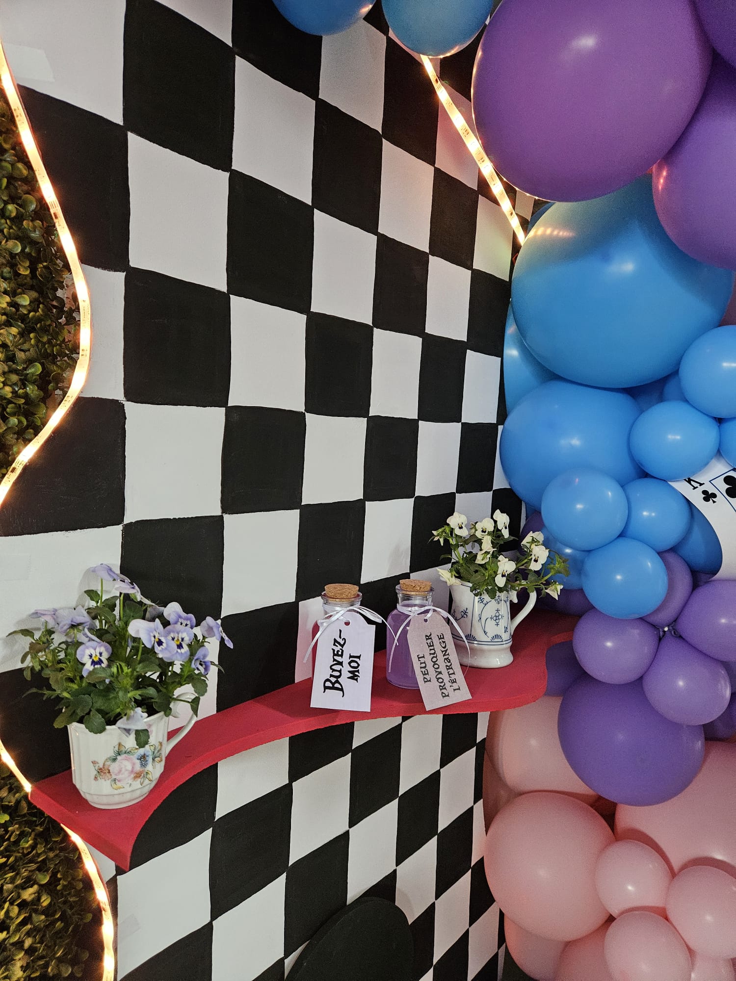 Détail d'un décor signature Maison Poopidoo Events — univers Alice au Pays des Merveilles